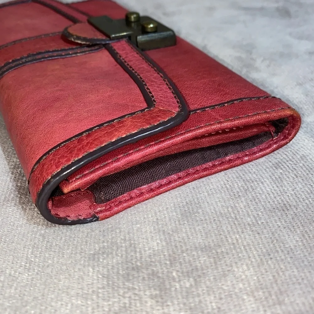Fossil Red Leather trifold wallet with Vintage Charm